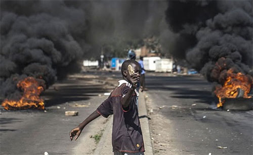 quema de neumáticos en las calles de Harare